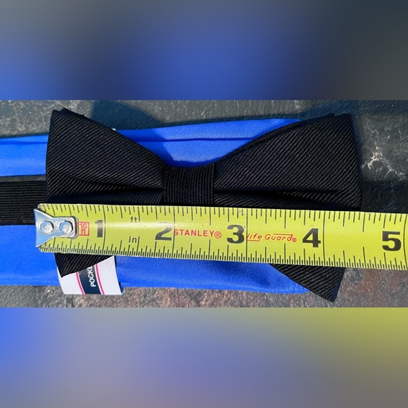 NWT IZOD Adjustable and Pre-Tied Black Bow Tie with Royal Blue Pocket Square - Picture 5 of 12
